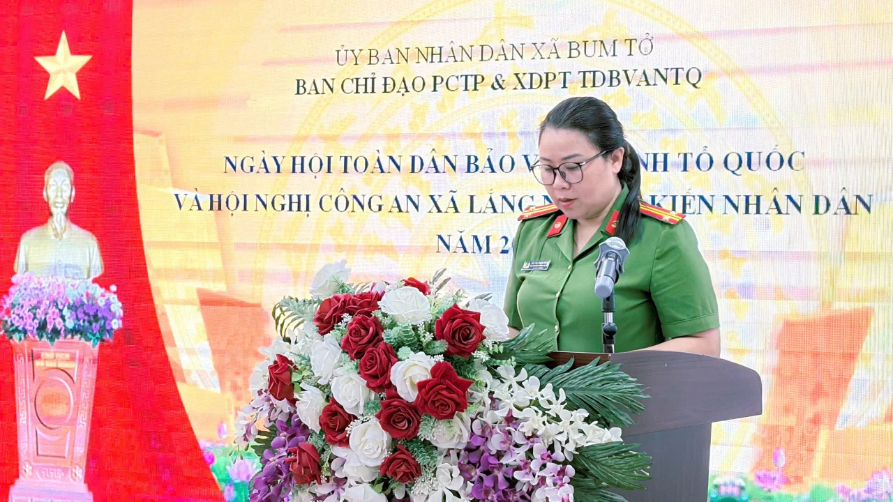 Đồng chí Trung tá Bùi Thị Minh Phúc - Phó Trưởng Công an xã đánh giá kết quả phong trào “Toàn dân bảo vệ an ninh Tổ quốc”