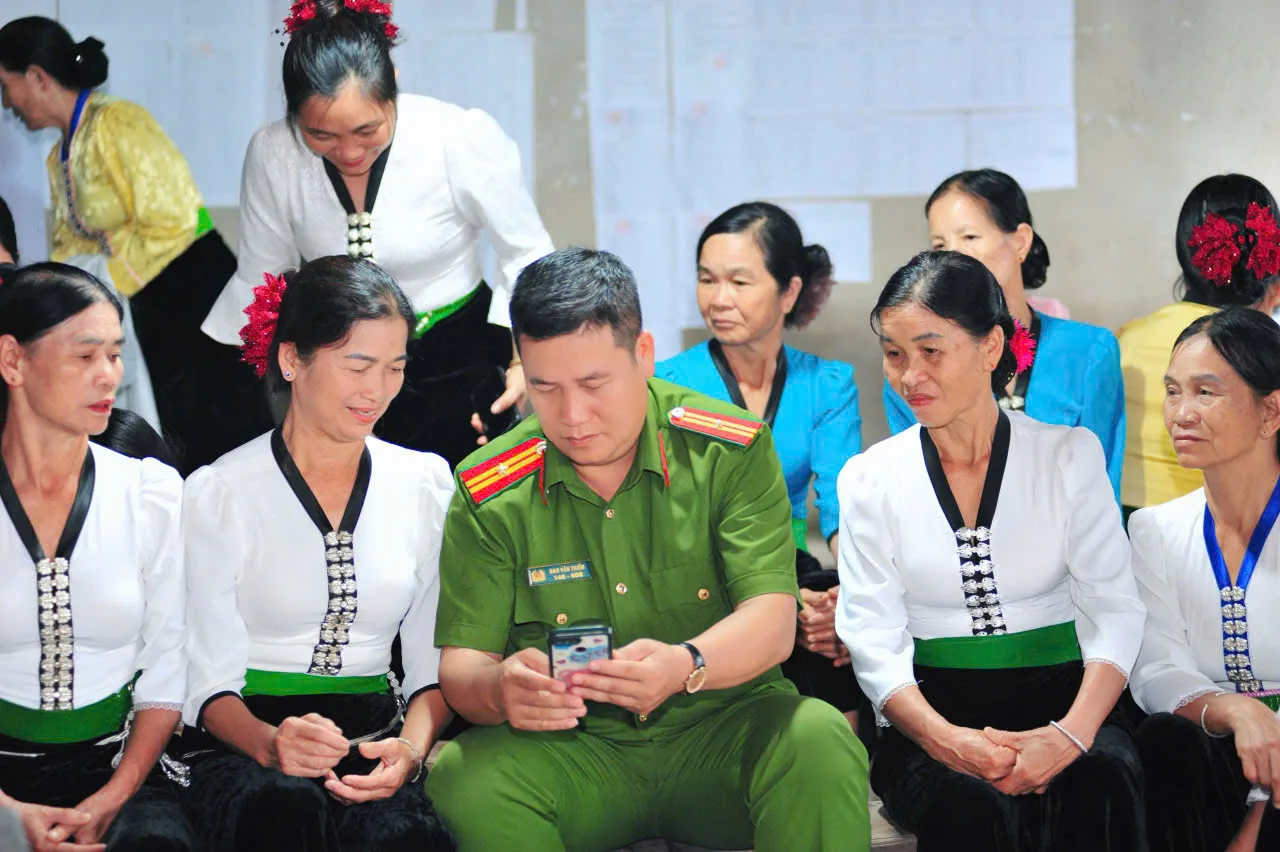 Công an xã hướng dẫn bà con cài đặt VNeID