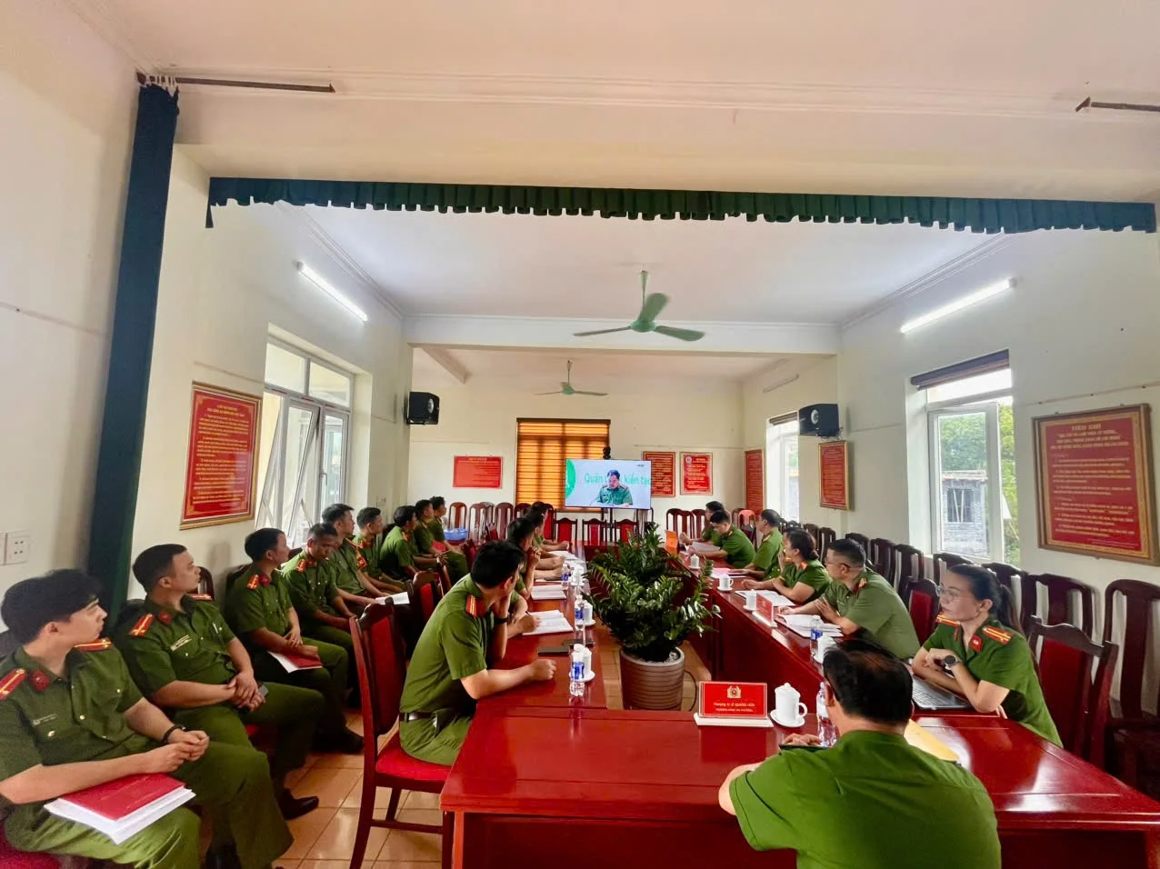 Chi bộ Công an phường Tân Phong tổ chức nghiên cứu, quán triệt Nghị quyết Hội nghị lần thứ ba BCH TW Đảng khóa XIV.