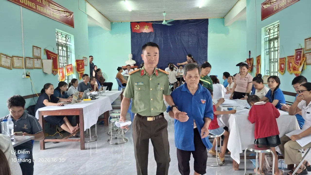 Ảnh: Lãnh đạo Công an xã tham gia hỗ trợ người dân thực hiện khám sức khoẻ