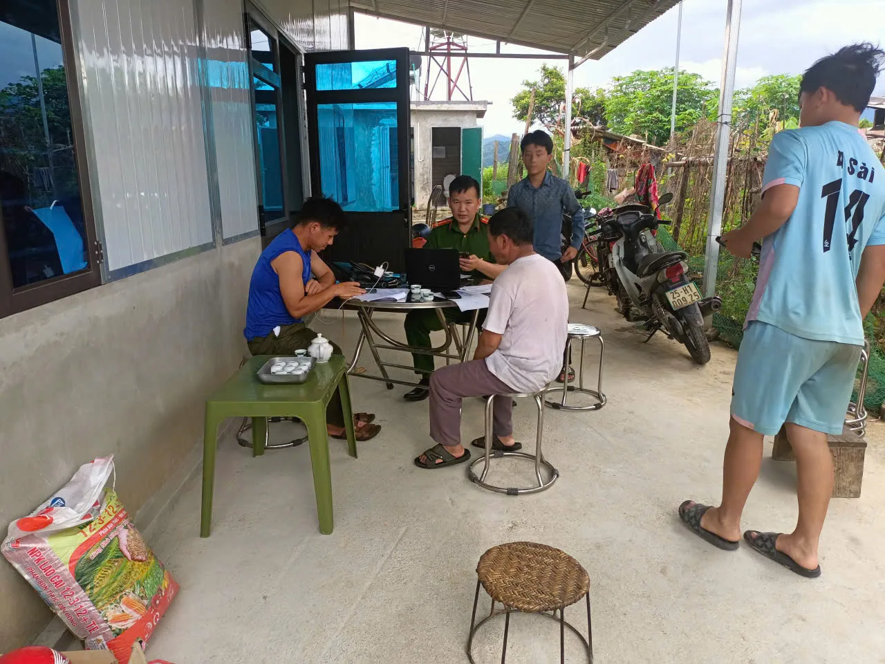 Tổ công tác tranh thủ thời gian ngoài giờ hành chính đến tận nhà hỗ trợ bà con nhân dân trên địa bàn