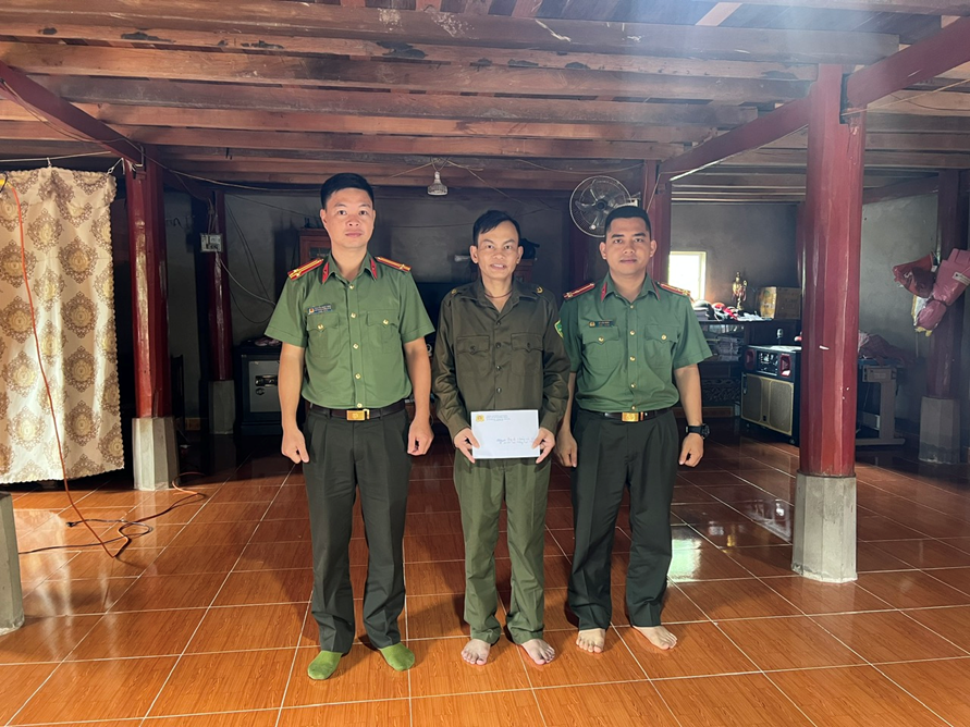 Lãnh đạo Công an xã thăm hỏi, động viên đồng chí Hoàng Văn Xôm