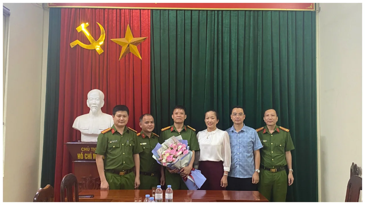 Đảng ủy, HĐND, UBND, UBMTTQ Việt Nam xã Khổng Lào chúc mừng Công an xã nhân ngày truyền thống lực lượng Công an nhân dân.