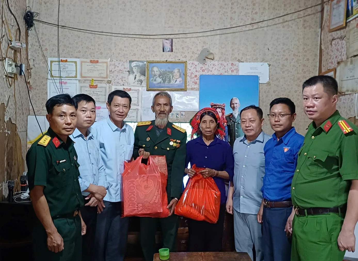 Đ/c Trung tá Tống Duy Thông và đoàn thăm hỏi tri ân gia đình thương binh tại Bản Ló Mé Lè Giàng