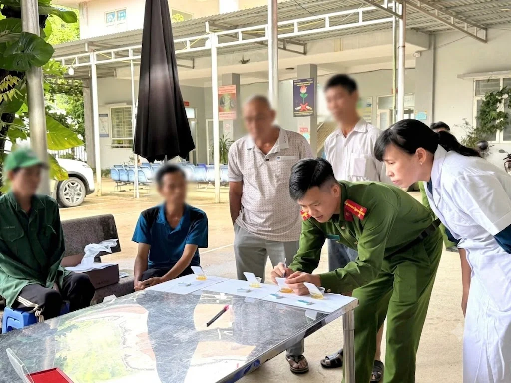 Cán bộ Công an và nhân viên y tế tuyên truyền pháp luật, tư vấn tâm lý