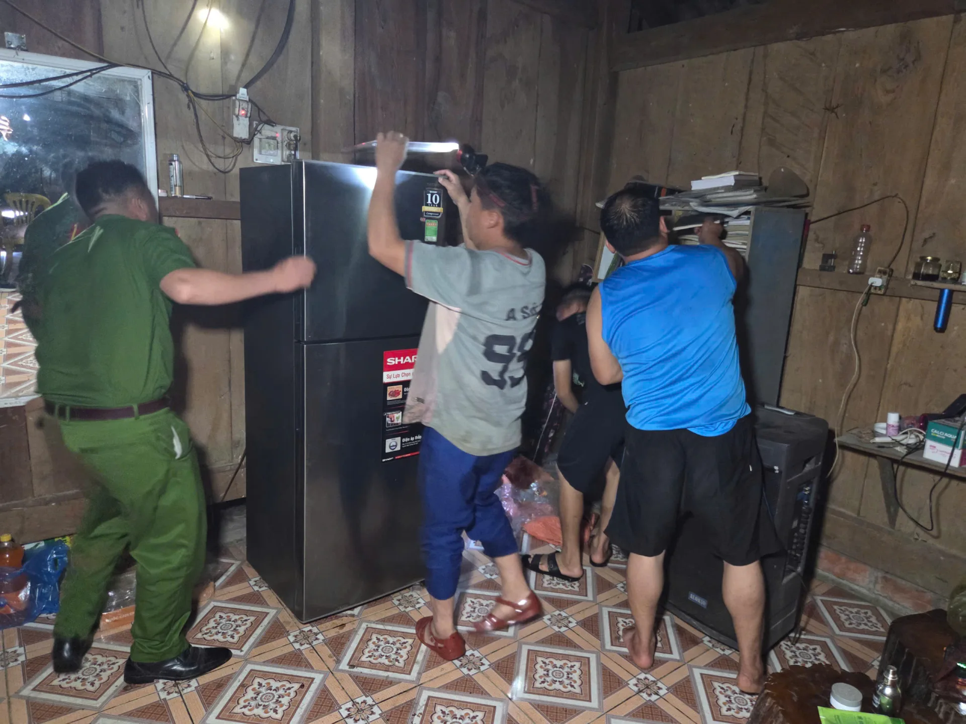 Cán bộ công an xã hỗ trợ người dân di chuyển tài sản, đồ đạc đến nơi tránh trú an toàn, bảo đảm tuyệt đối tính mạng cho nhân dân