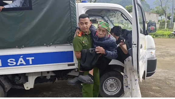 Cán bộ Công an xã đón, đưa các cụ già neo đơn, người khuyết tật và những người có hoàn cảnh khó khăn đến địa điểm khám bệnh