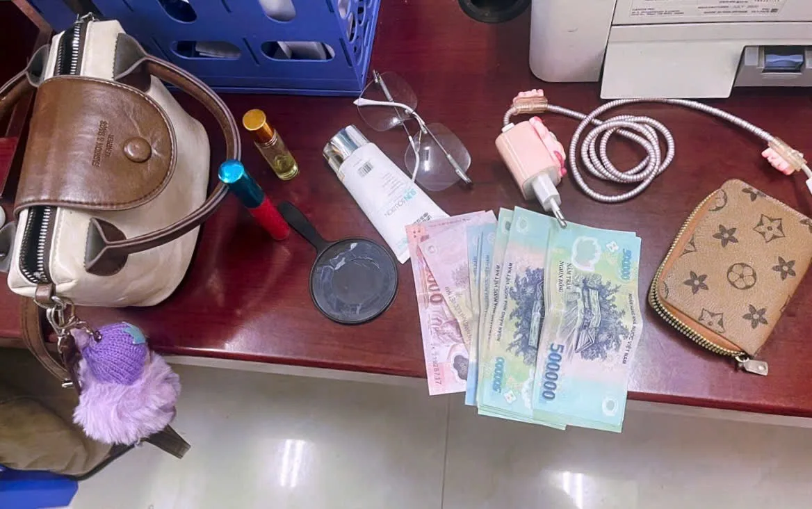 Công an xã Bum Tở kịp thời trao trả tài sản bị đánh rơi cho người dân