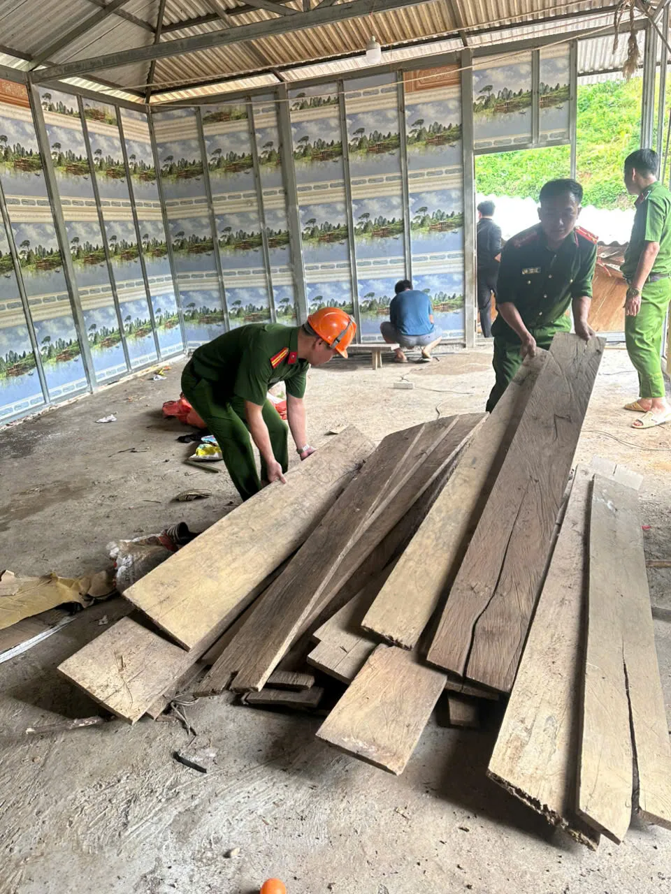 Với tinh thần Lúc dân cần Công an có, lúc dân khó có Công an Công an xã Nậm Tăm kịp thời hỗ trợ di dời tài sản của nhân dân đến nơi an toàn.