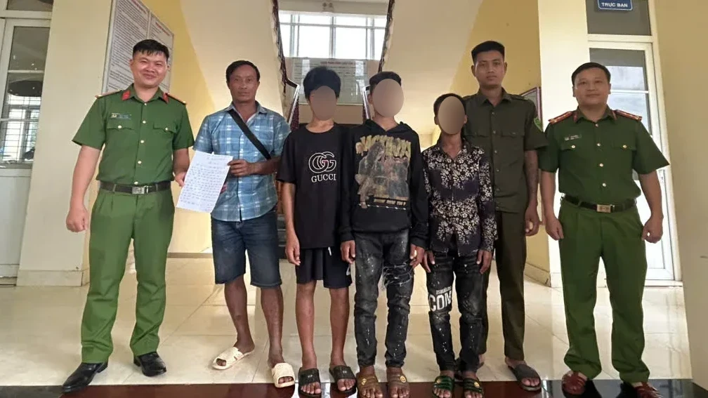 Công an xã Nậm Hàng bàn giao 03 cháu nhỏ cho gia đình