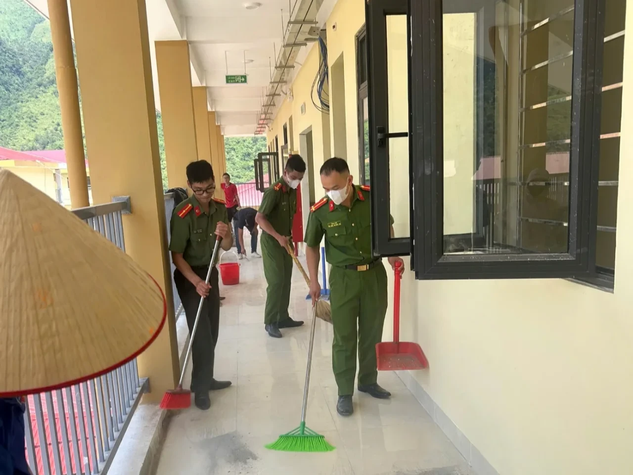 Đoàn viên Công an xã Pa Tần tham gia hỗ trợ dọn vệ sinh tại khu nhà ở công vụ
