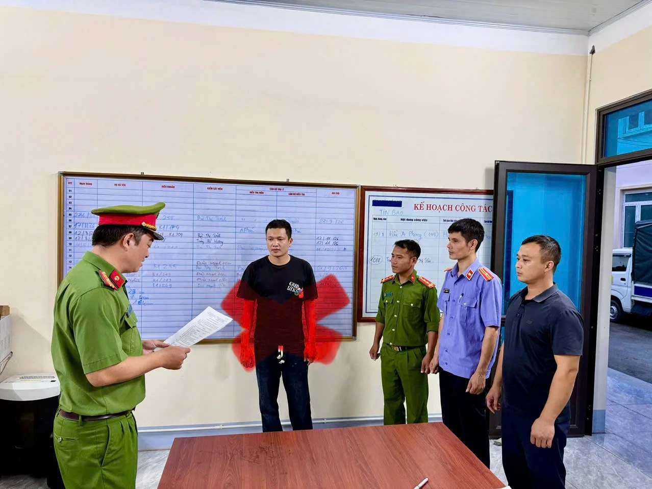 Cơ quan Cảnh sát điều tra tống đạt các quyết định khởi tố bị can đối với Phạm Hoàng Hà.