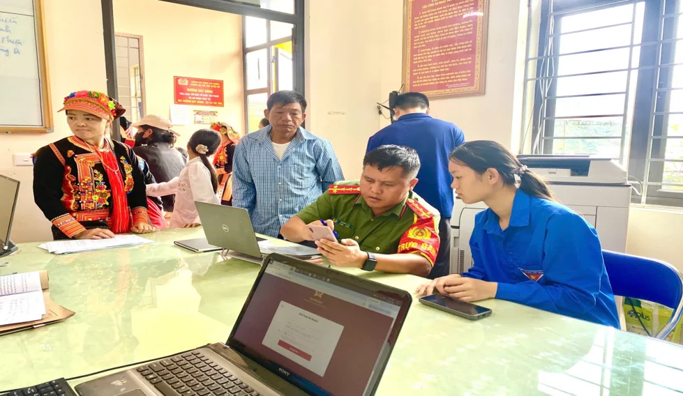 Đoàn Thanh niên đang tích cực tiếp thu kỹ năng số từ lực lượng công an xã