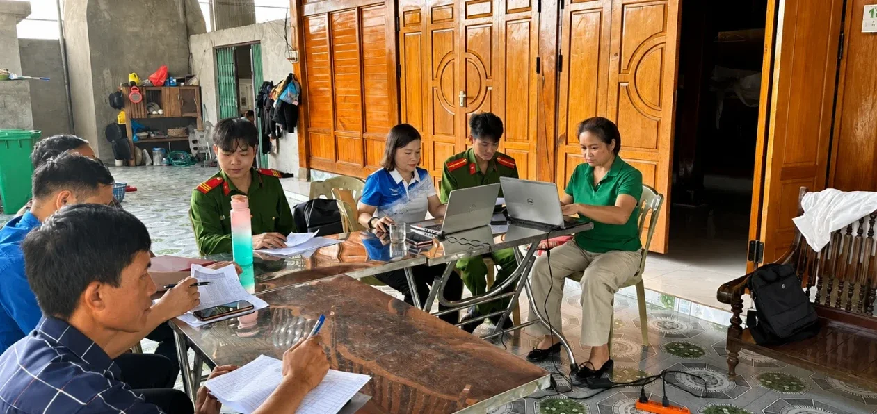 Cán bộ, chiên sĩ của Công an xã phối hợp với các lực lượng thực hiện rà soát công dân chuẩn bị cho đợt khám bổ sung sức khỏe toàn dân trên địa bàn xã Nậm Cuổi.