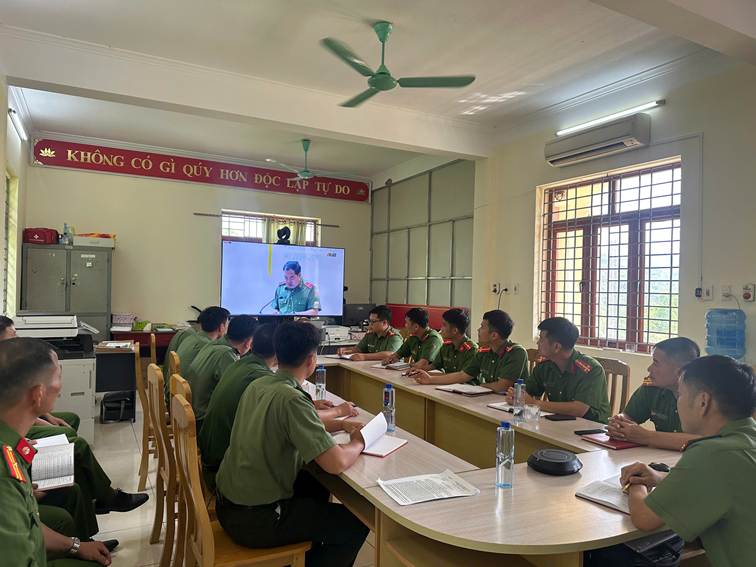 Công an xã Nậm Tăm nghiêm túc nghiên cứu, học tập, quán triệt Nghị quyết BCH Trương ương Đảng khóa XIV