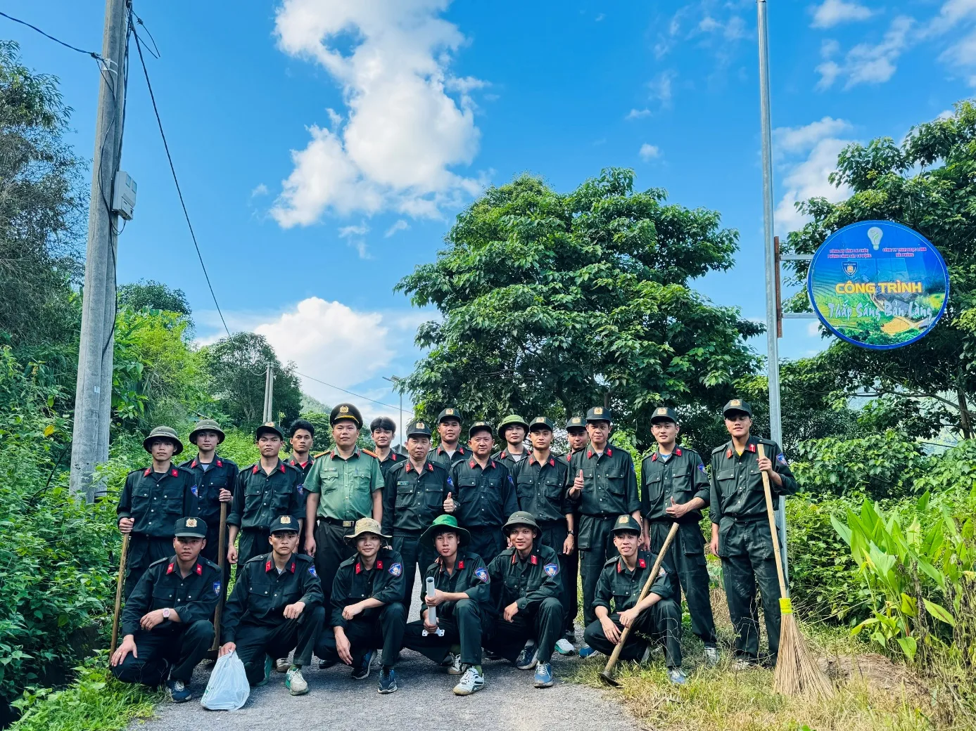 CBCS Phòng CSCĐ và Công an xã Pa Tần tham gia hỗ trợ bản Nậm Nó 2