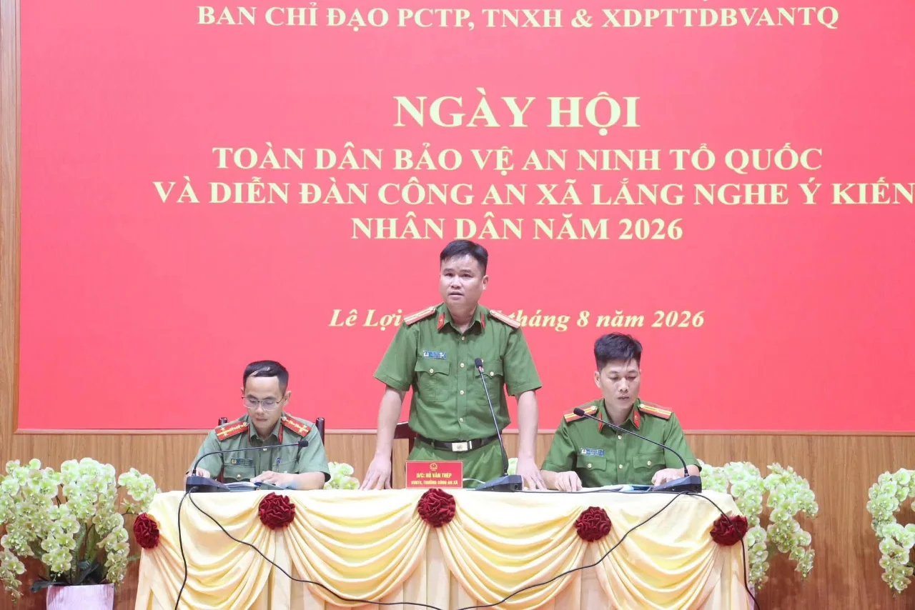 Đồng chí Thiếu tá Hỏ Văn Thép - Trưởng Công an xã tiến hành trả lời những ý kiến thắc mắc của Nhân dân