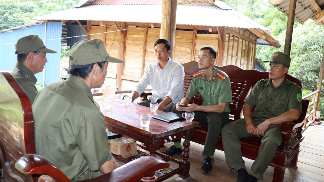Tổ công tác Công an xã Phong Thổ trực tiếp xuống địa bàn tổ dân phố Paso triển khai công tác tuyên truyền lưu động ngày 18/8/2026