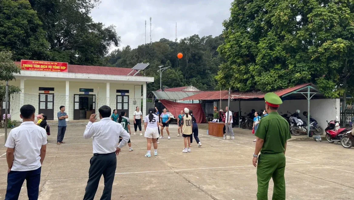 CBCS Công an xã tham gia bảo đảm ANTT tại địa điểm thi đấu bóng chuyền hơi nữ