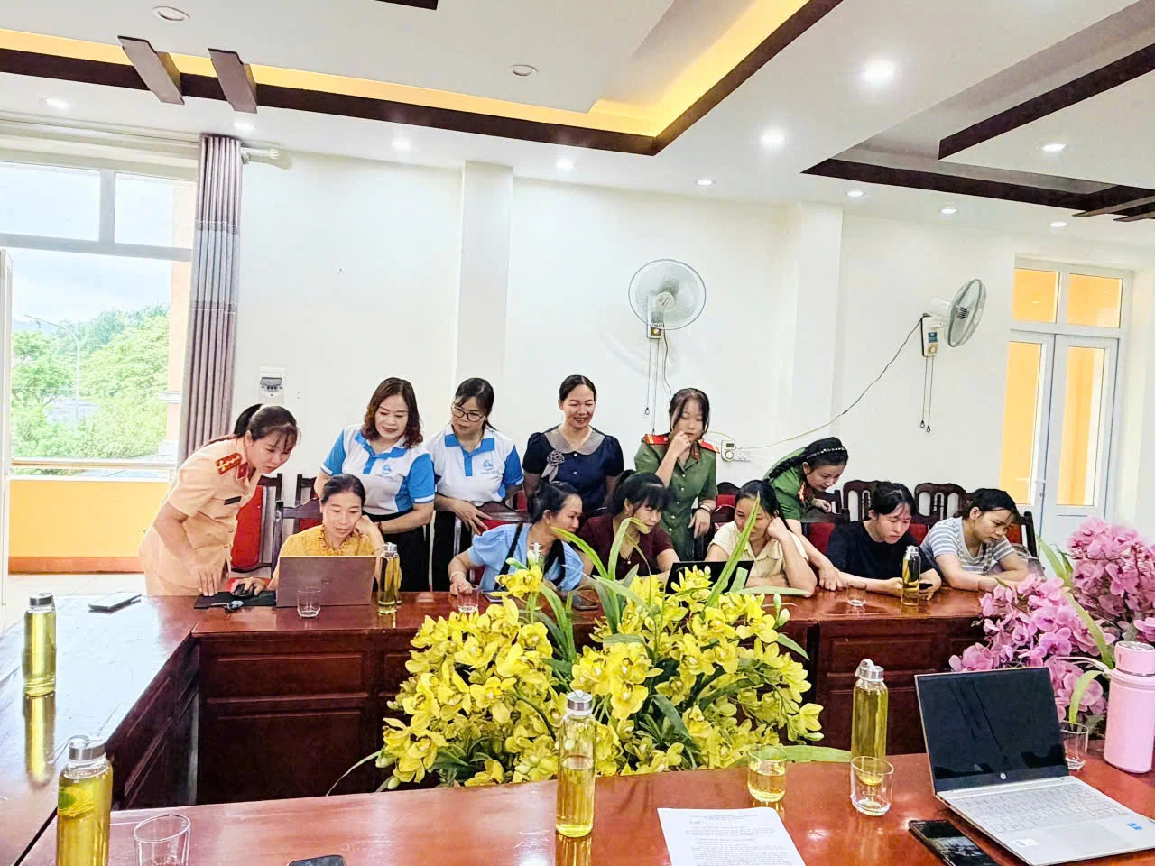 Công an xã Than Uyên phối hợp hướng dẫn hội viên phụ nữ ôn thi giấy phép lái xe hạng A1