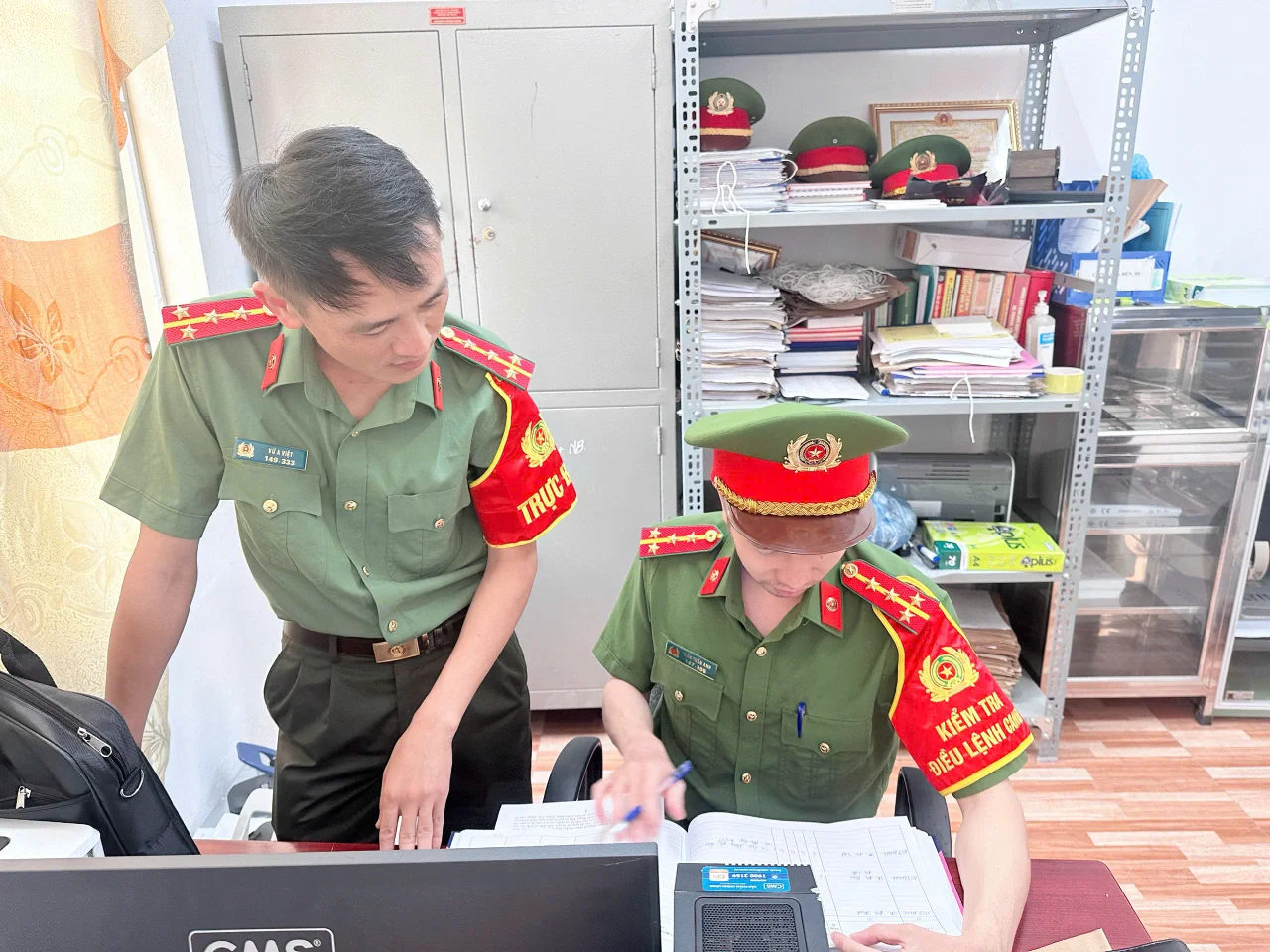 Tổ Điều lệnh bán chuyên trách Công an phường Đoàn Kết kiểm tra việc chấp hành Điều lệnh CAND của cán bộ, chiến sĩ.