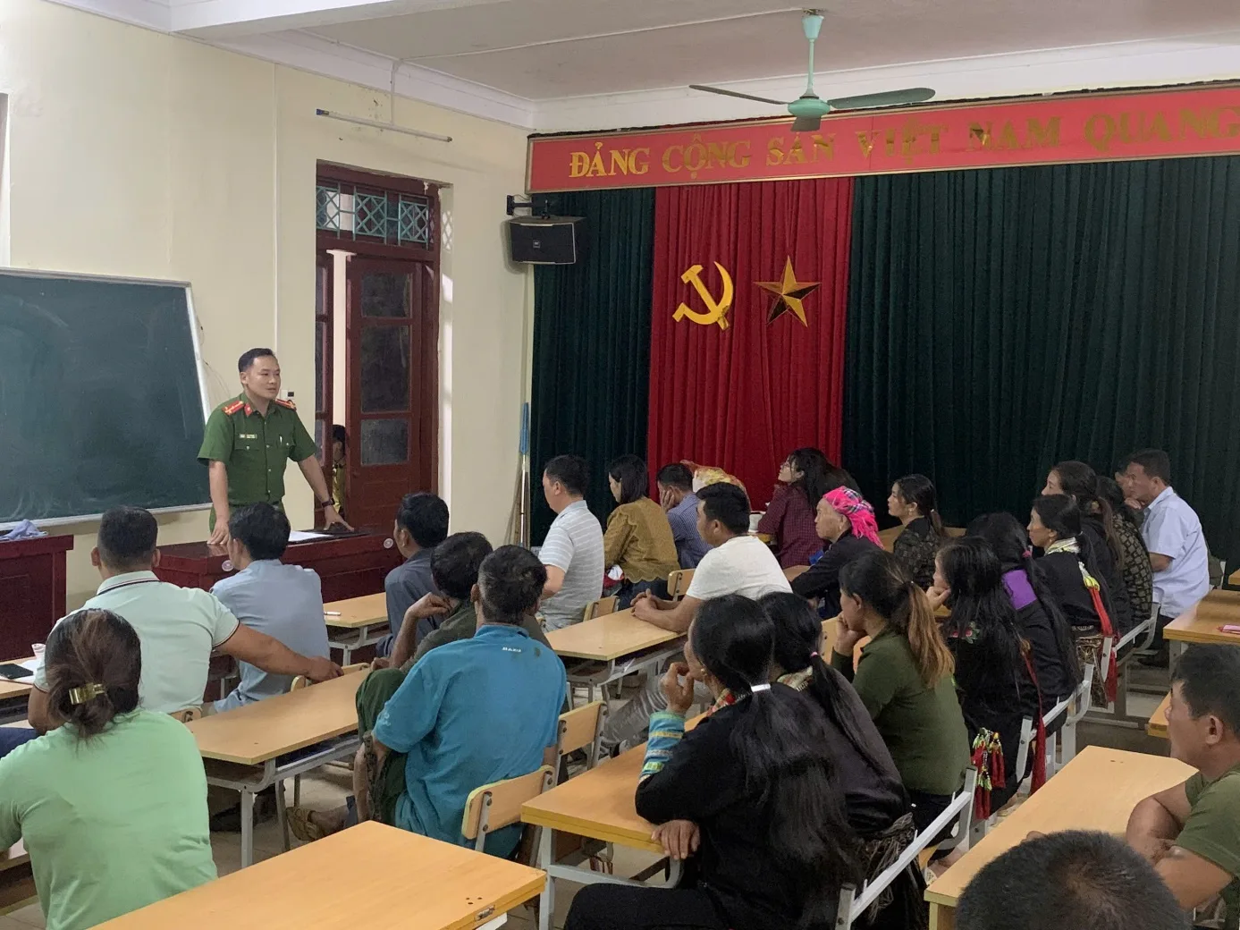 Cán bộ Công an phường Đoàn Kết tuyên truyền Nghị định số 174/2026/NĐ-CP cho Nhân dân tổ dân phố Sin Chải.