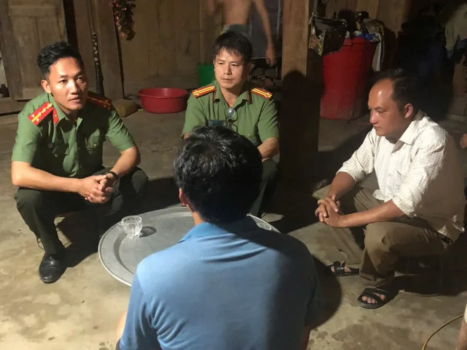 Công an xã Nậm Hàng đến các hộ dân bản Huổi Pết tuyên truyền chính sách, pháp luật