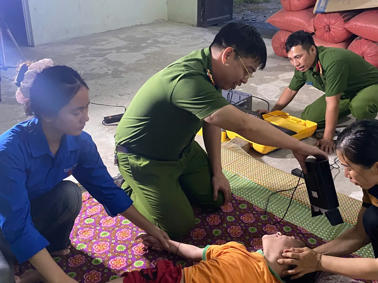 Cán bộ chiến sĩ Công an xã Nậm Hàng đến tận nhà kích hoạt Định danh điện tử mức 2 cho người khuyết tật