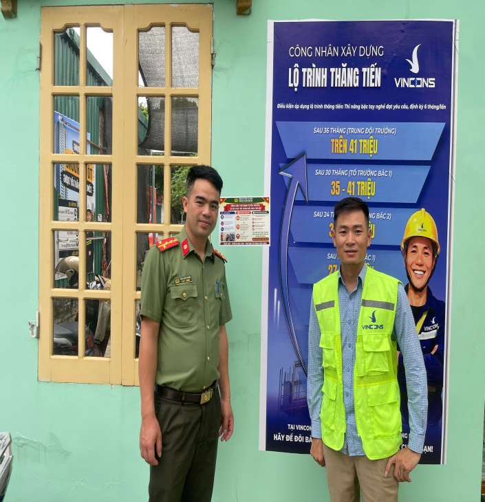 Dán áp phích tuyên truyền tại nơi công cộng