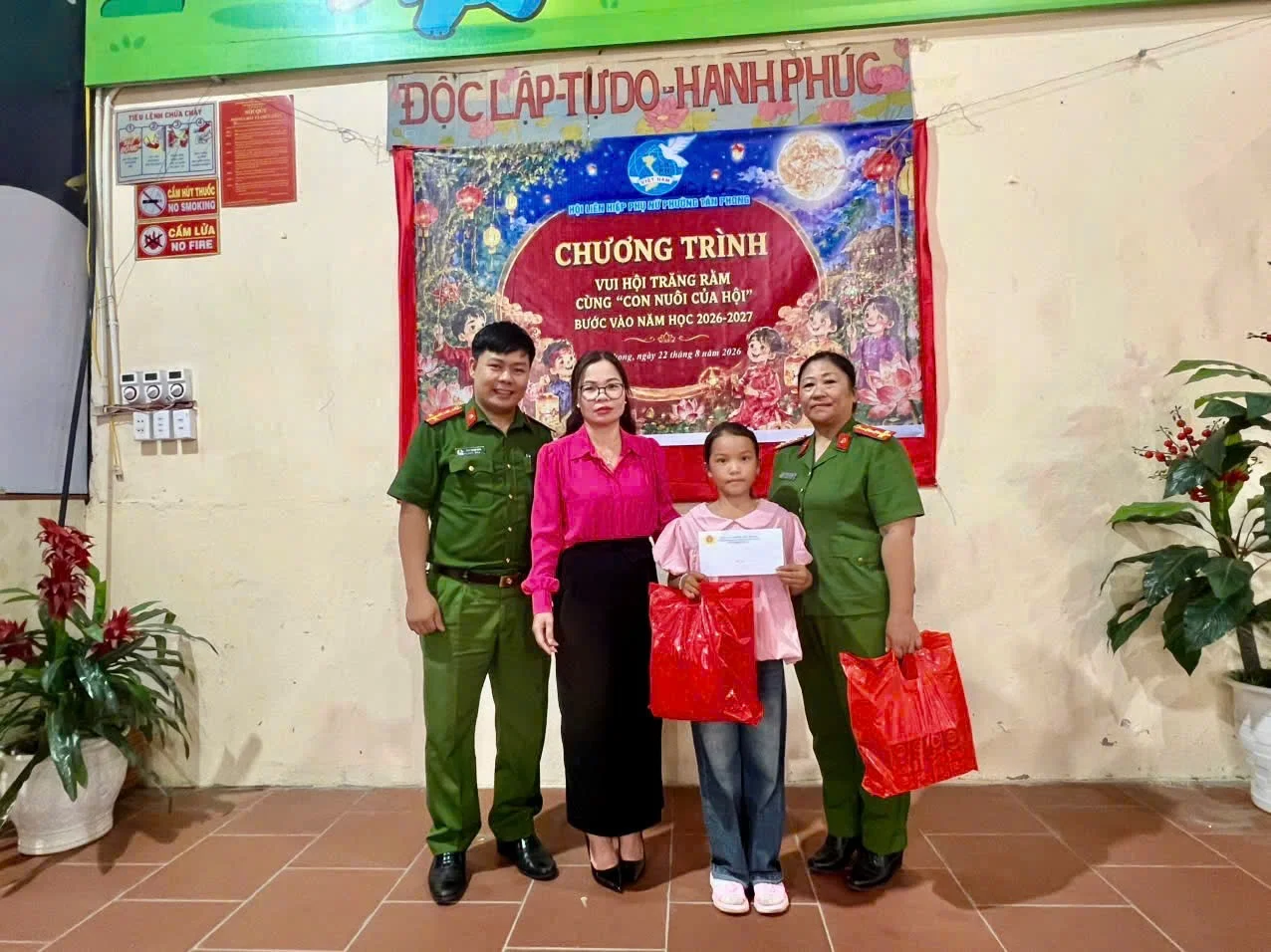 Công an phường Tân Phong đồng hành cùng “con nuôi của hội” trước thềm năm học mới.