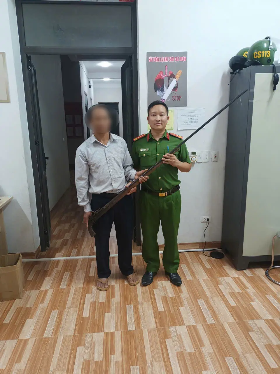 Anh H.A.P bản Thèn Thầu tự nguyện giao nộp 01 khẩu súng kíp tại trụ sở Công an xã