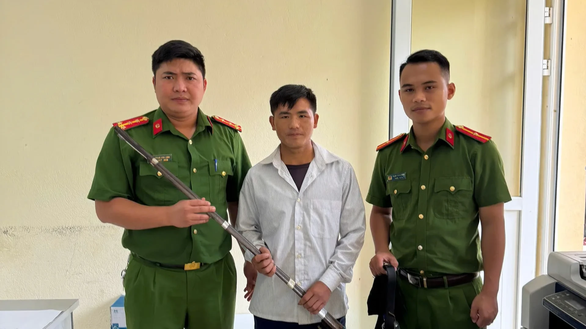 Anh Giàng A Và tiến hành giao nộp khẩu súng kíp tự chế cho Công an xã Pa Tần