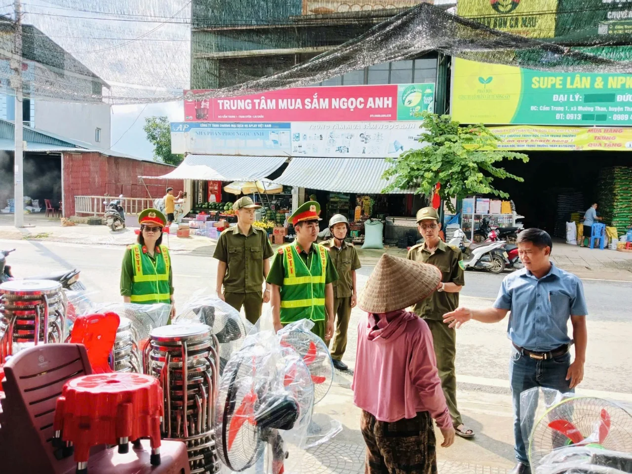 Công an xã Than Uyên ra quân chỉnh trang hành lang an toàn giao thông trước Quốc khánh 02/9