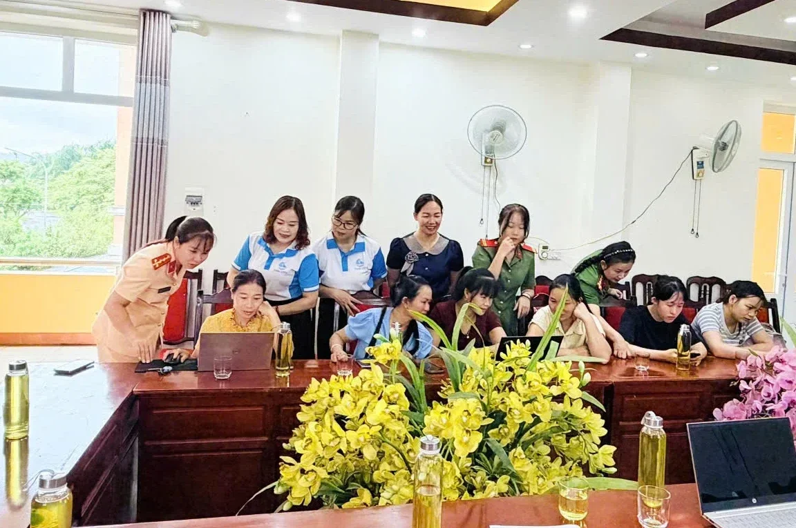 Cán bộ Đội Cảnh sát giao thông đường bộ số 3 và Công an xã Than Uyên hướng dẫn hội viên phụ nữ ôn tập lý thuyết sát hạch giấy phép lái xe hạng A1