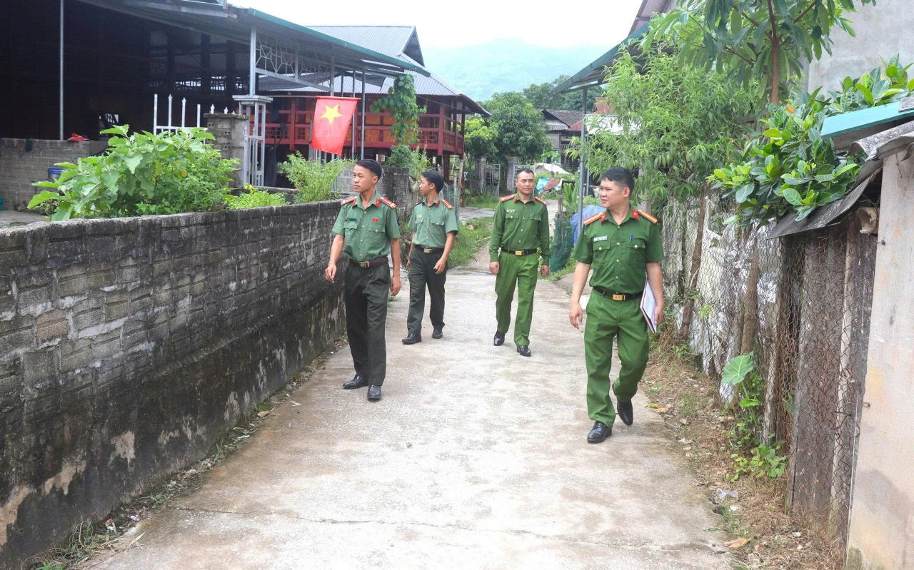 Công an xã Hồng Thu tăng cường tuyên truyền, hướng dẫn người dân ứng dụng công nghệ số