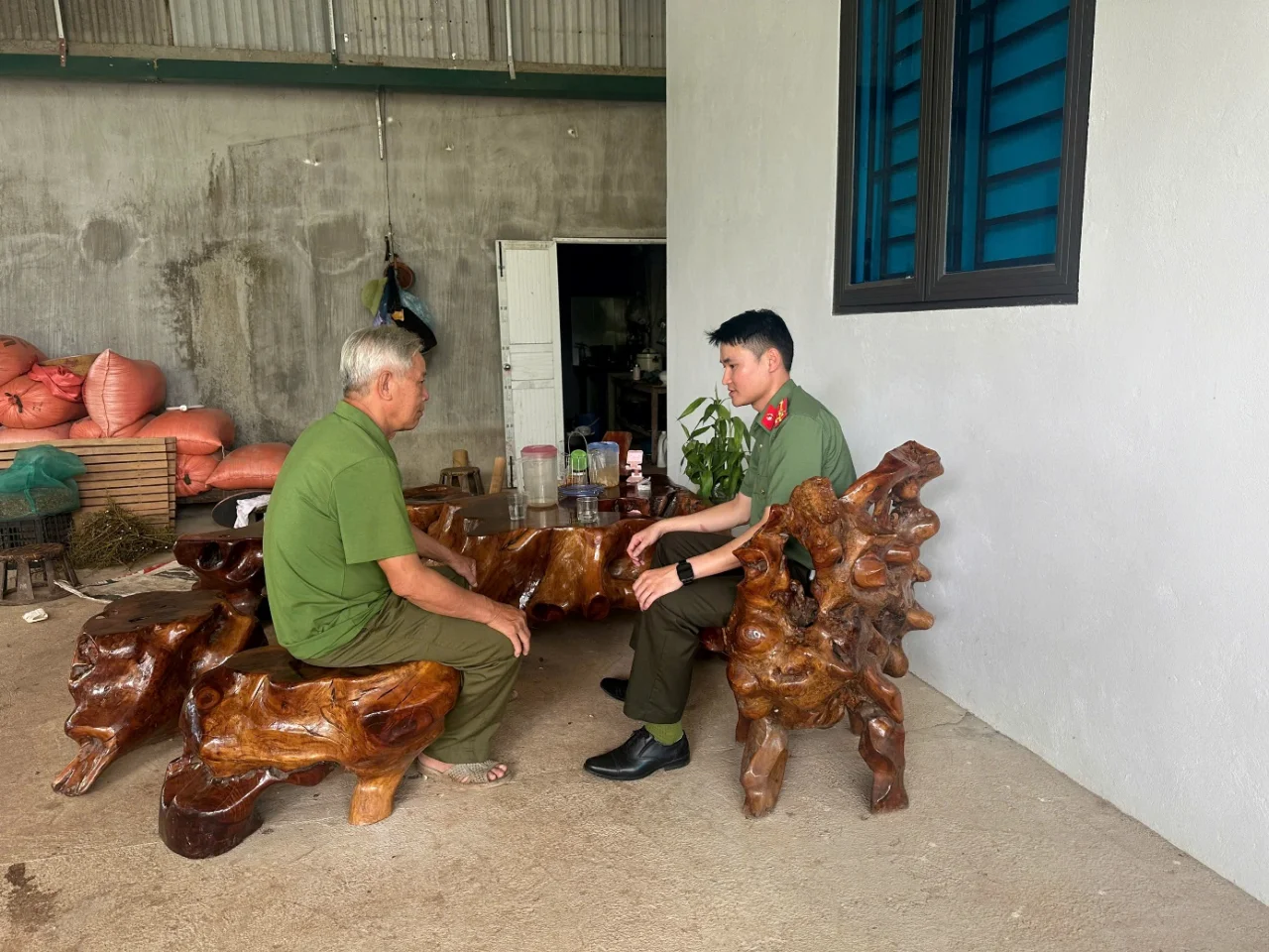 Công an xã Pu Sam Cáp phát huy vai trò người có uy tín trong bảo đảm an ninh, trật tự ở cơ sở