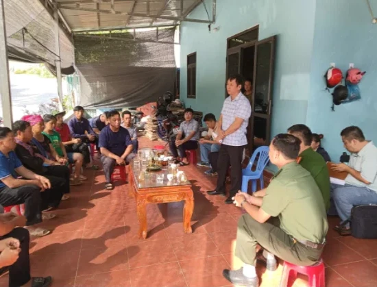 (Lãnh đạo, cán bộ, chiến sĩ phòng Hậu cần đến từng nhà tuyên truyền, vận động các hộ gia đình trong việc xây dựng Trụ sở Công an xã Pa Tần)