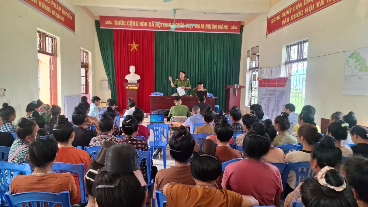 Ảnh: Lãnh đạo Công an xã xuống địa bàn tuyên truyền cho các hộ dân
