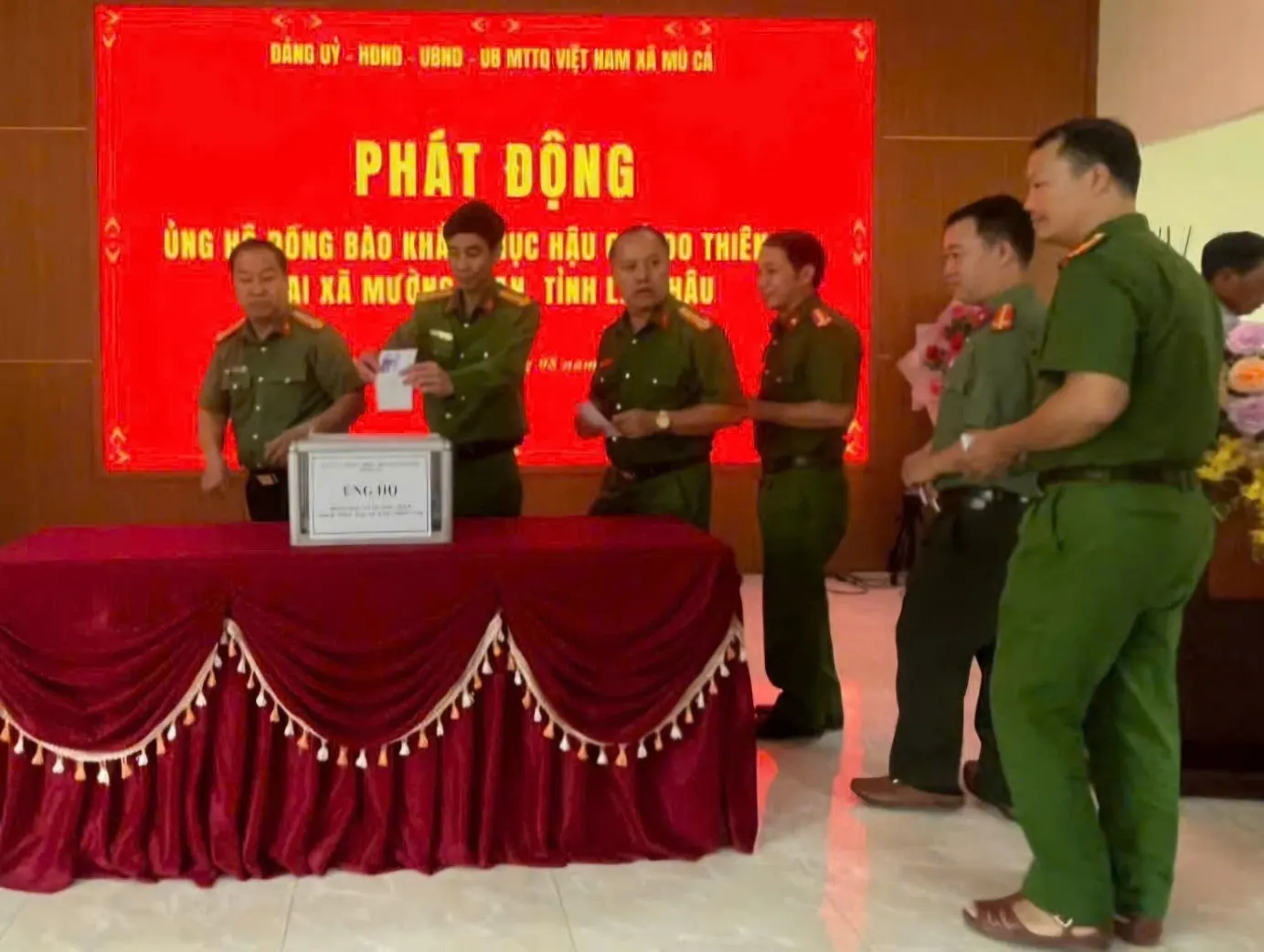 Công an xã Mù Cả quyên góp, ủng hộ đồng bào xã Mường Than khắc phục hậu quả thiên tai