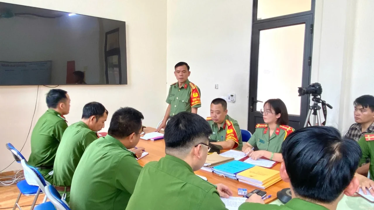 Công an xã Sin Suối Hồ chấp hành nghiêm khi làm việc với Đoàn kiểm tra Điều lệnh của Công an tỉnh Lai Châu