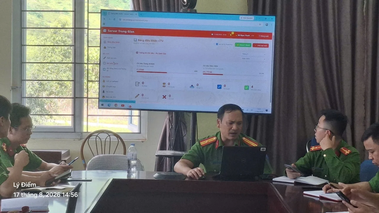 Ảnh: Lãnh đạo Công an xã trực tiếp truyền tải nội dung kiến thức cơ bản về kỹ năng số cho cán bộ, chiến sĩ Công an xã