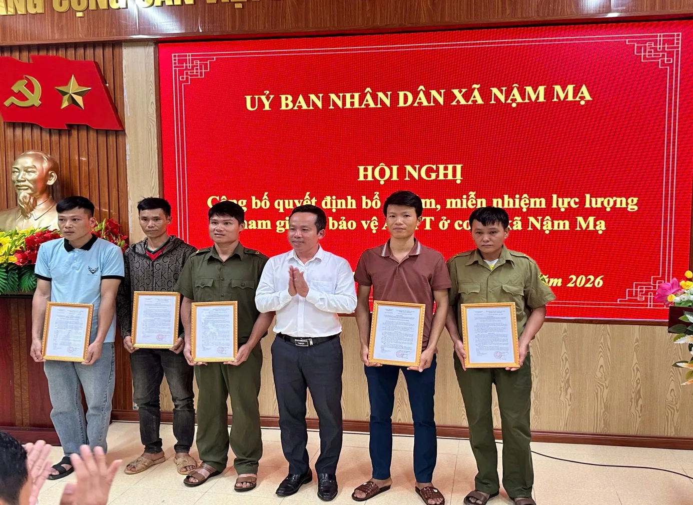 Đồng chí Ngô Văn Giang trao quyết định cho các cá nhân tham gia Tổ ANTT ở cơ sở các bản