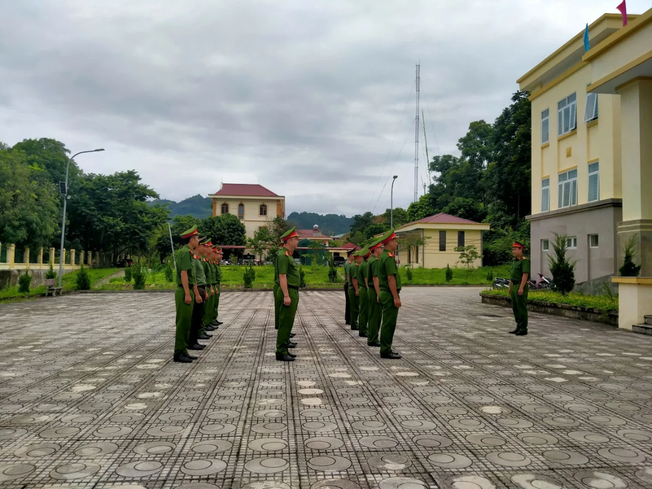 Tư thế, tác phong nghiêm túc, chuẩn mực của cán bộ chiến sĩ Công an xã Phong Thổ trong nội dung tập huấn điều lệnh đội ngũ.