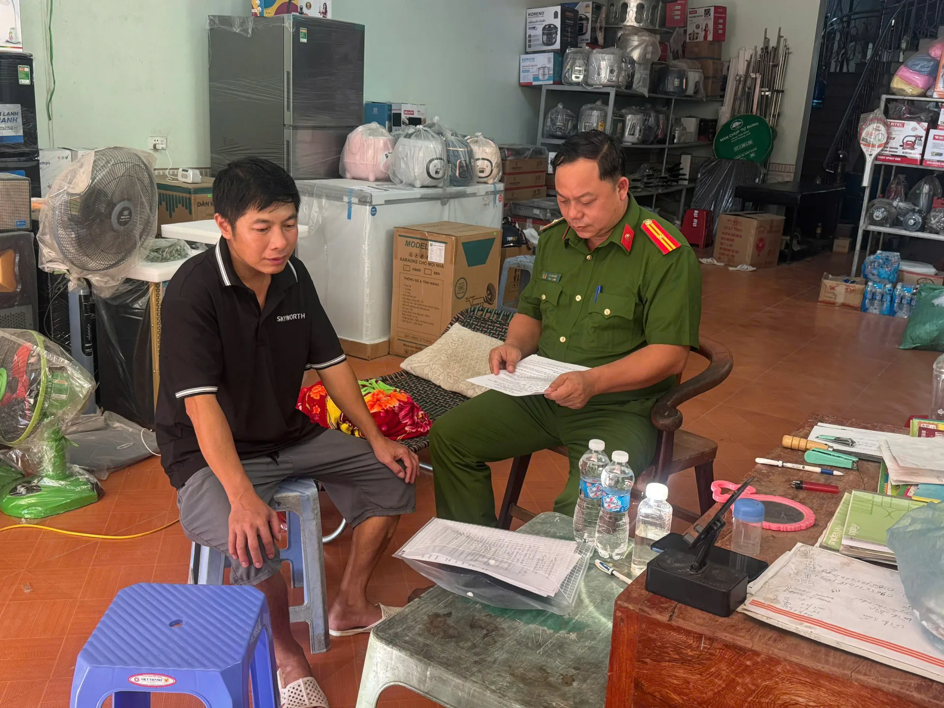 Công an xã Lê Lợi tiến hành tuyên truyền và cho ký cam kết về phòng cháy chữa cháy, an toàn khi sử dụng các thiết bị điện và khai báo tạm trú cho người nước ngoài đối với các chủ cơ sở kinh doanh dịch vụ lưu trú trên địa bàn .
