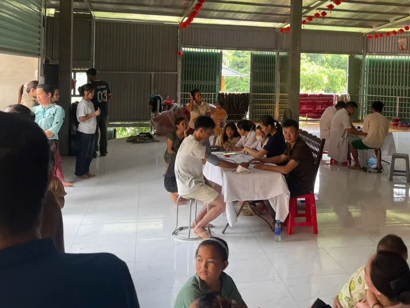 Lực lượng ANTT cơ sở hỗ trợ người dân khám sức khỏe toàn dân đợt bổ sung tại địa bàn các bản thuộc Nậm Cuổi