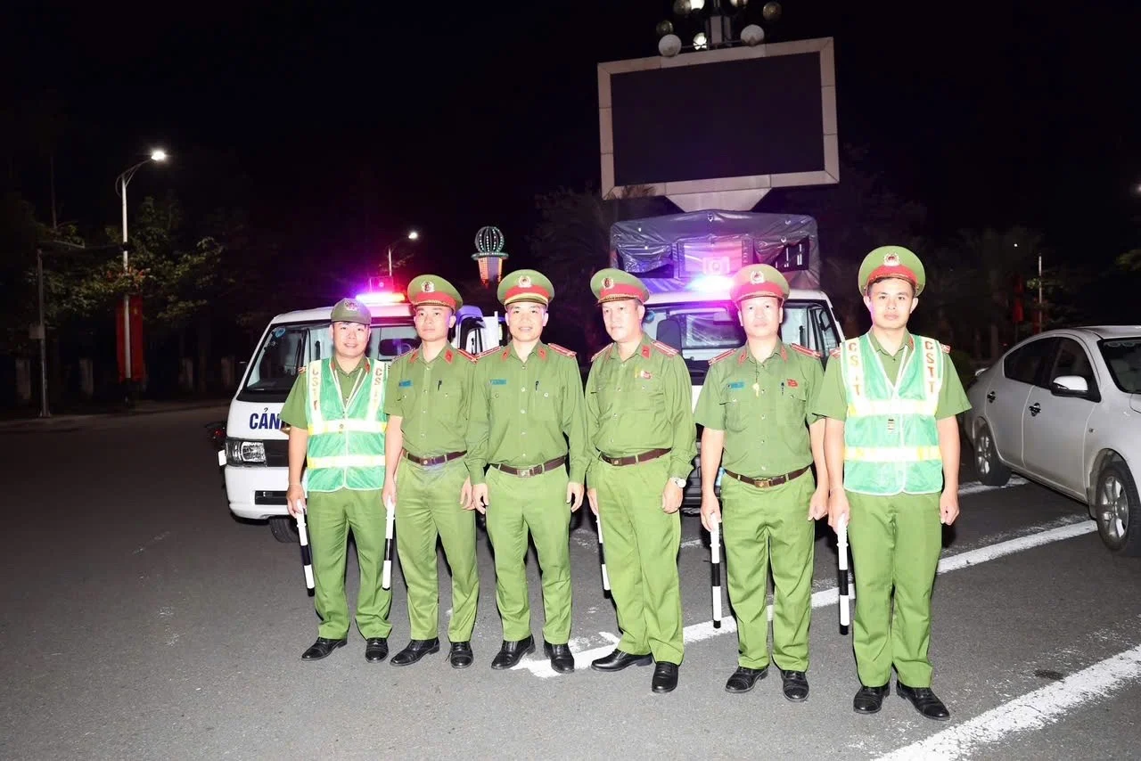 CBCS Công an phường tuyên truyền các hộ kinh doanh chấp hành nghiêm các qui định của Pháp luật.