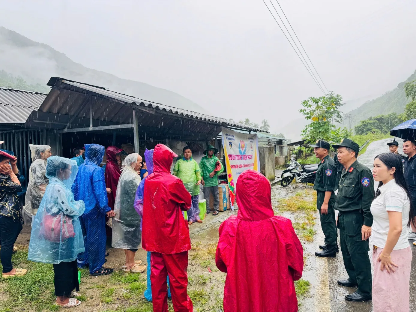 Phòng Cảnh sát cơ động trao 36 suất quà đến các gia đình có hoàn cảnh khó khăn trên địa bàn tỉnh Lai Châu
