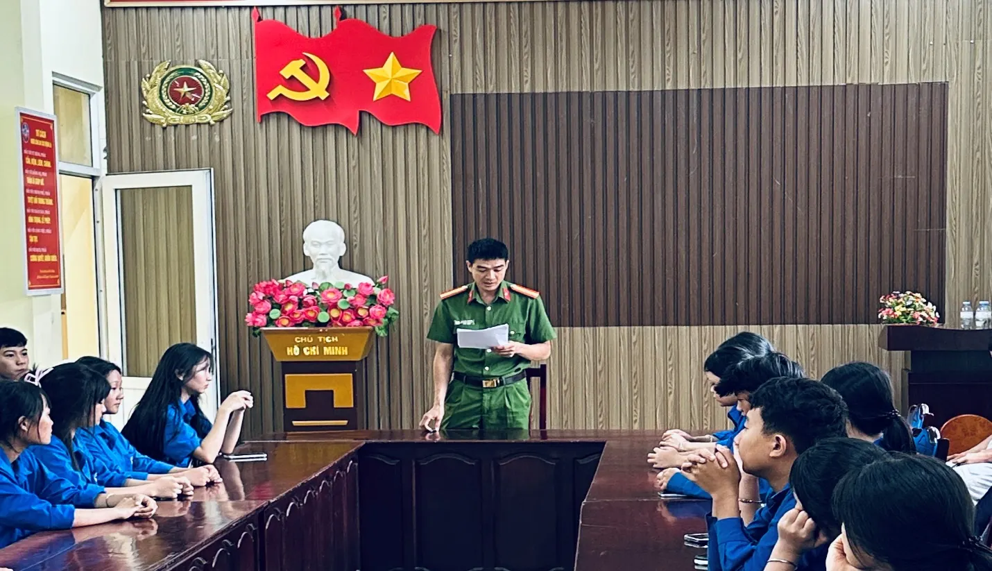 Công an xã Tân Uyên phối hợp triển khai hiệu hiệu quả chiến dịch mùa hè số cung VneID