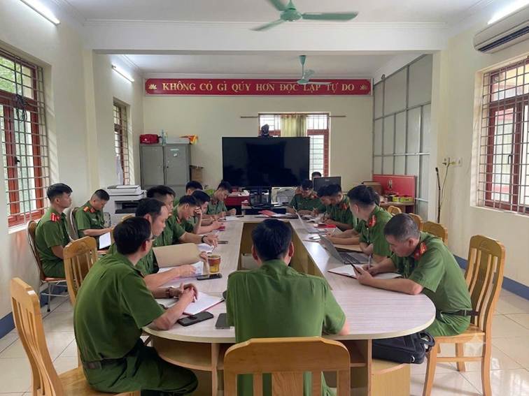 Chi bộ Công an xã công bố quyết định kiểm tra 02 đồng chí