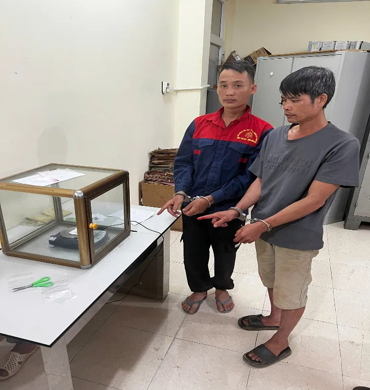 Đối tượng Thào Văn Thiện (áo màu đỏ - xanh và Thào Văn È (áo màu xám)